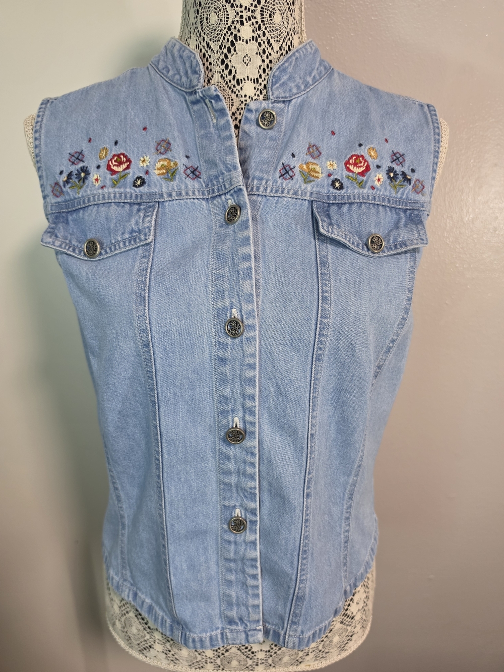 Bobbie Brooks 100% Cotton Floral Embroidered Denim Vest Light Blue Medium